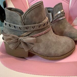 Girls Gray Ankle Boots with Bow and Heart Details
